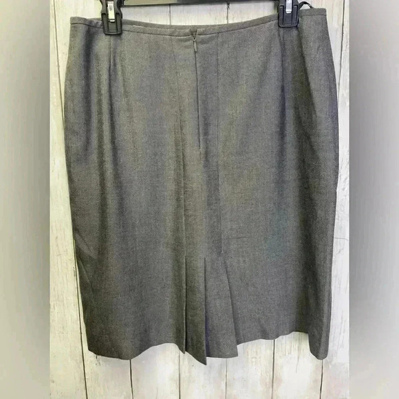 Tahari Gray two piece skirt suit size 8p - Picture 14 of 15
